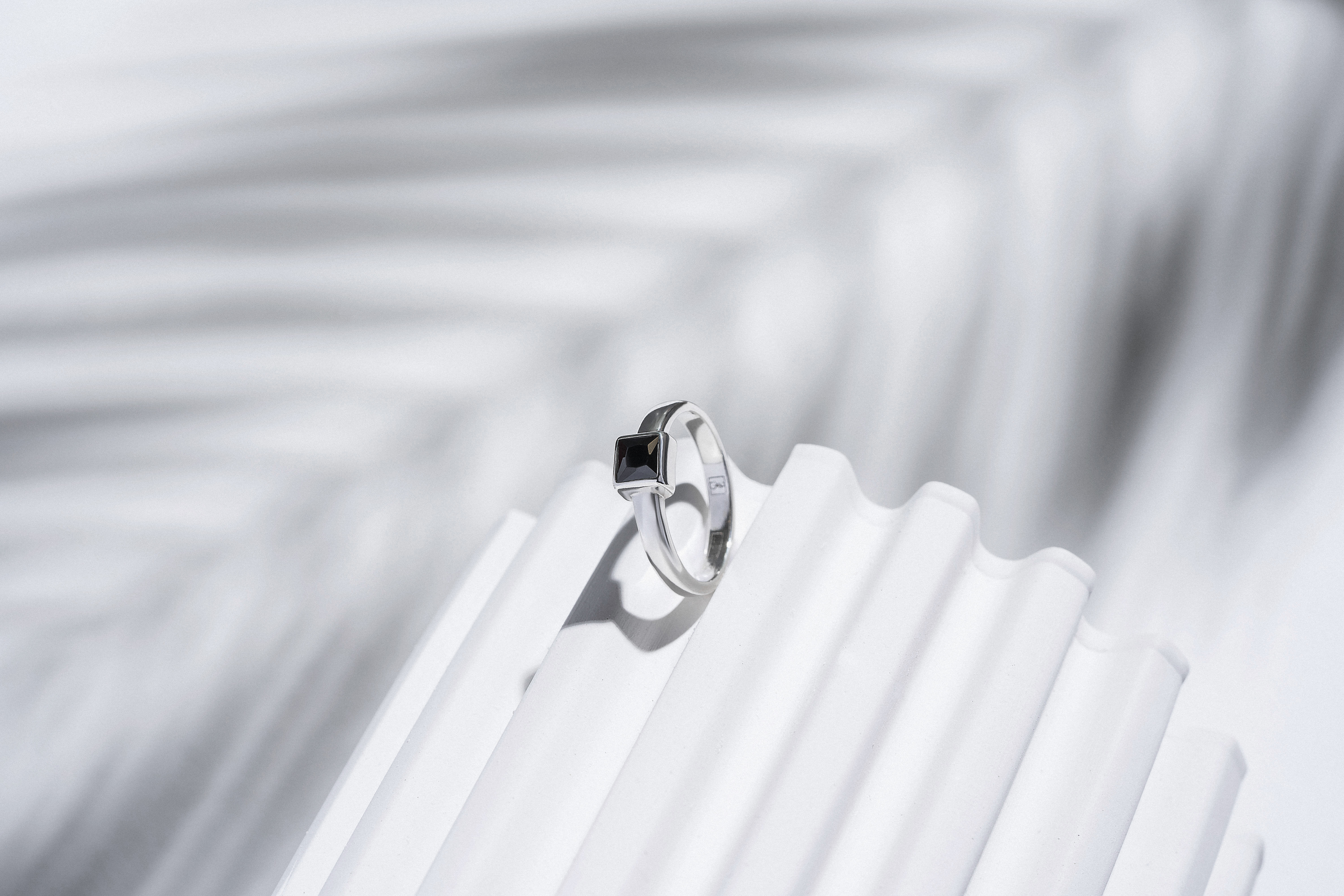 03-00-0177 Кольцо на фалангу с квадратным чёрным цирконом (гладкое) (Ag 925)-3