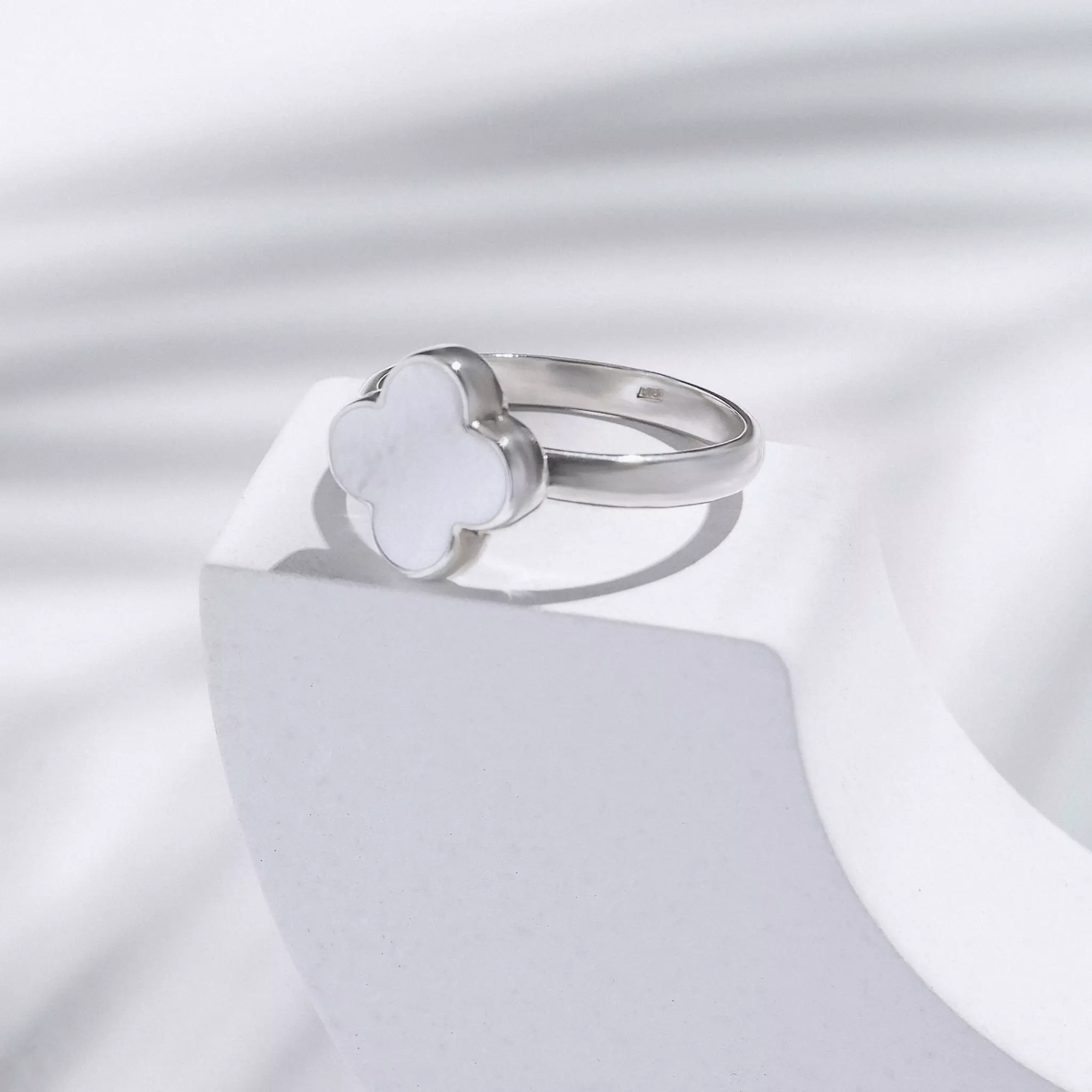 03-00-0112 Кольцо клевер с белым перламутром (Ag 925)-2