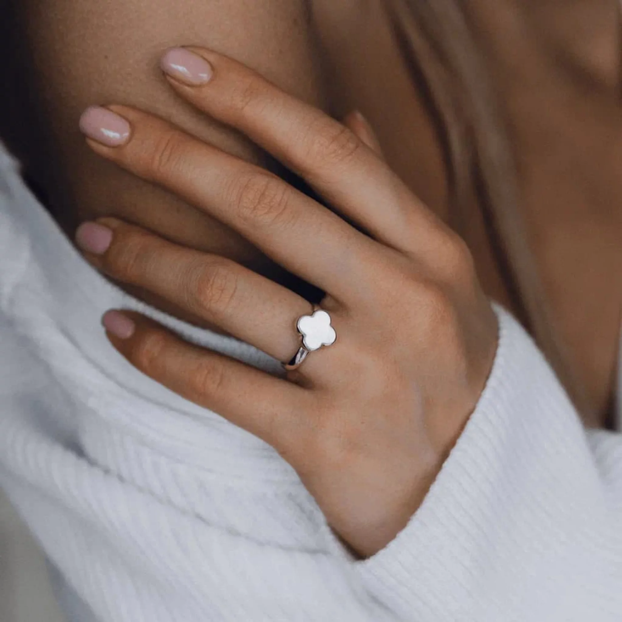 03-00-0112 Кольцо клевер с белым перламутром (Ag 925)-3