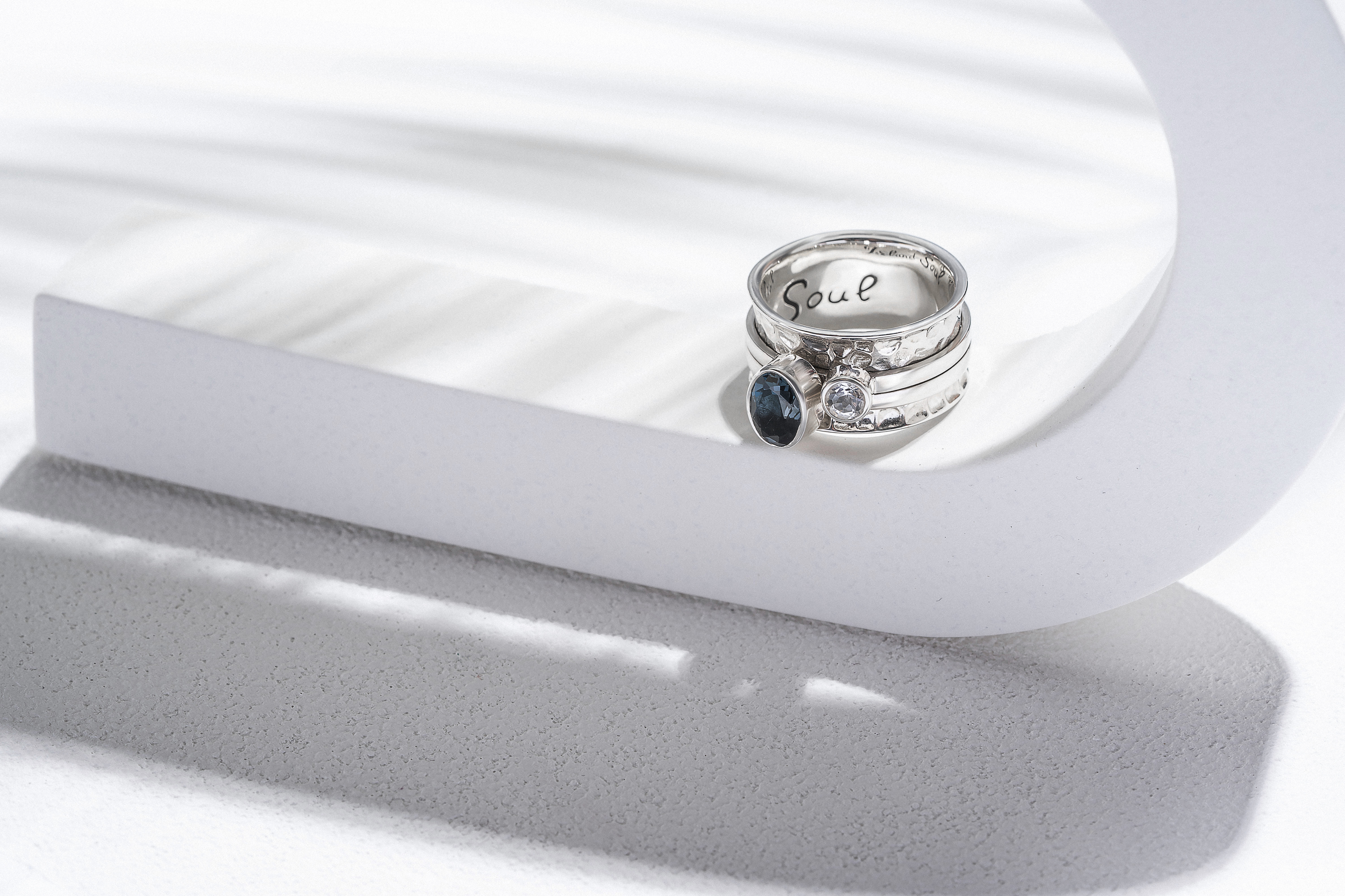 03-00-0347 Кольцо-механизм с овальным лондонским и круглым белым топазами (Ag 925)-2