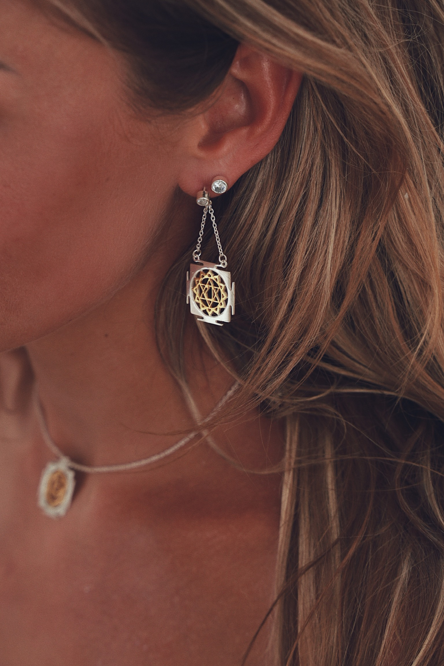 04-00-0764 Гвоздики с чакрой "Анахата" (Ag 925)-2