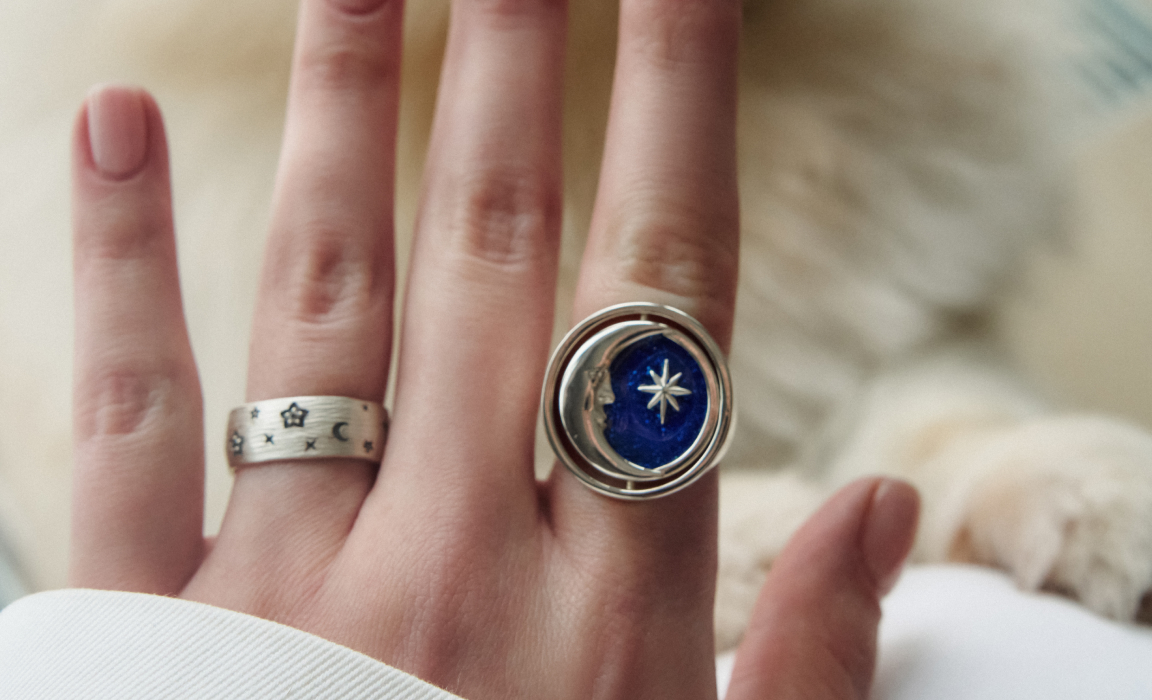 Серебряное кольцо на подарок: как угадать с размером и дизайном