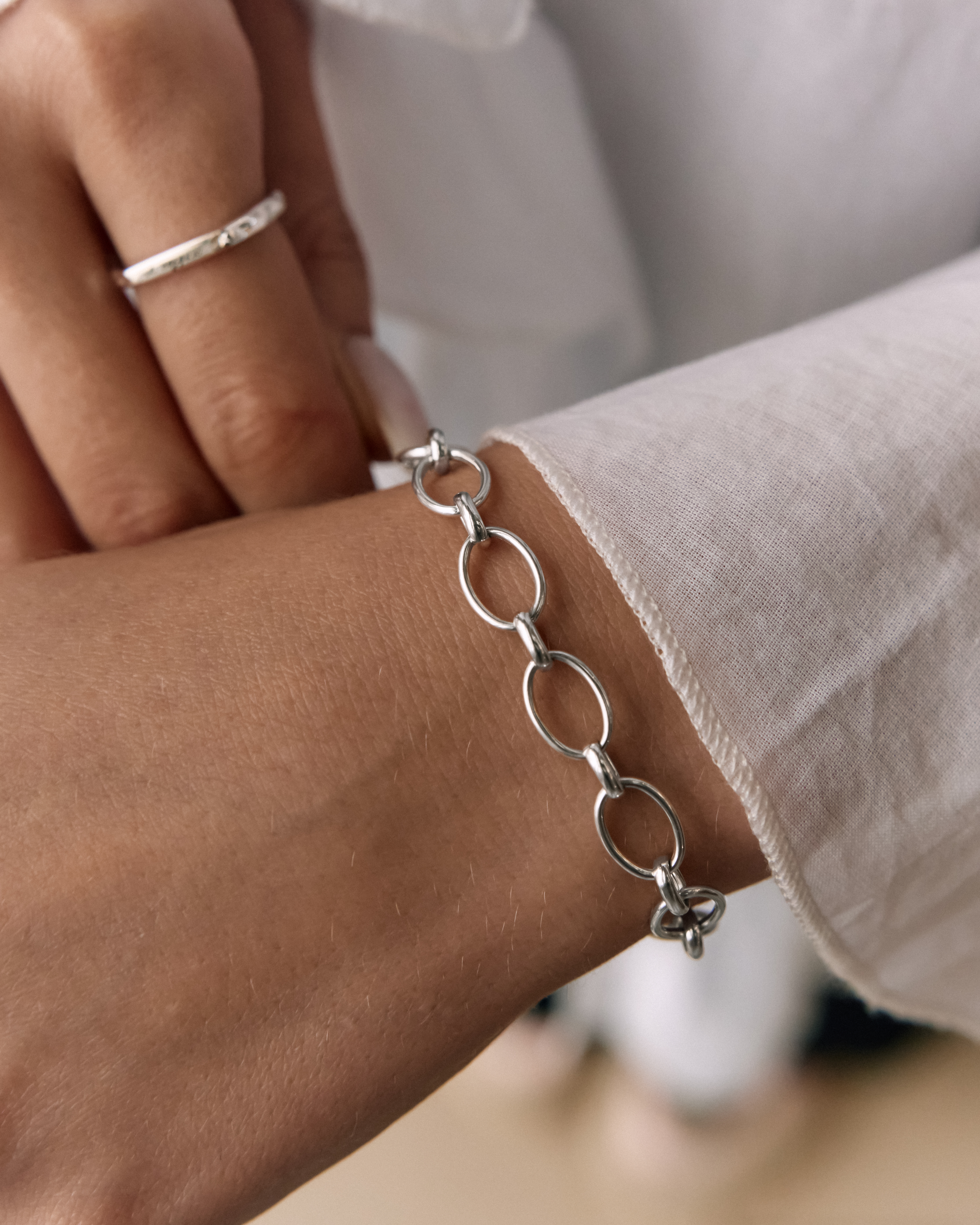 Почему мы носим украшения: психология и символика