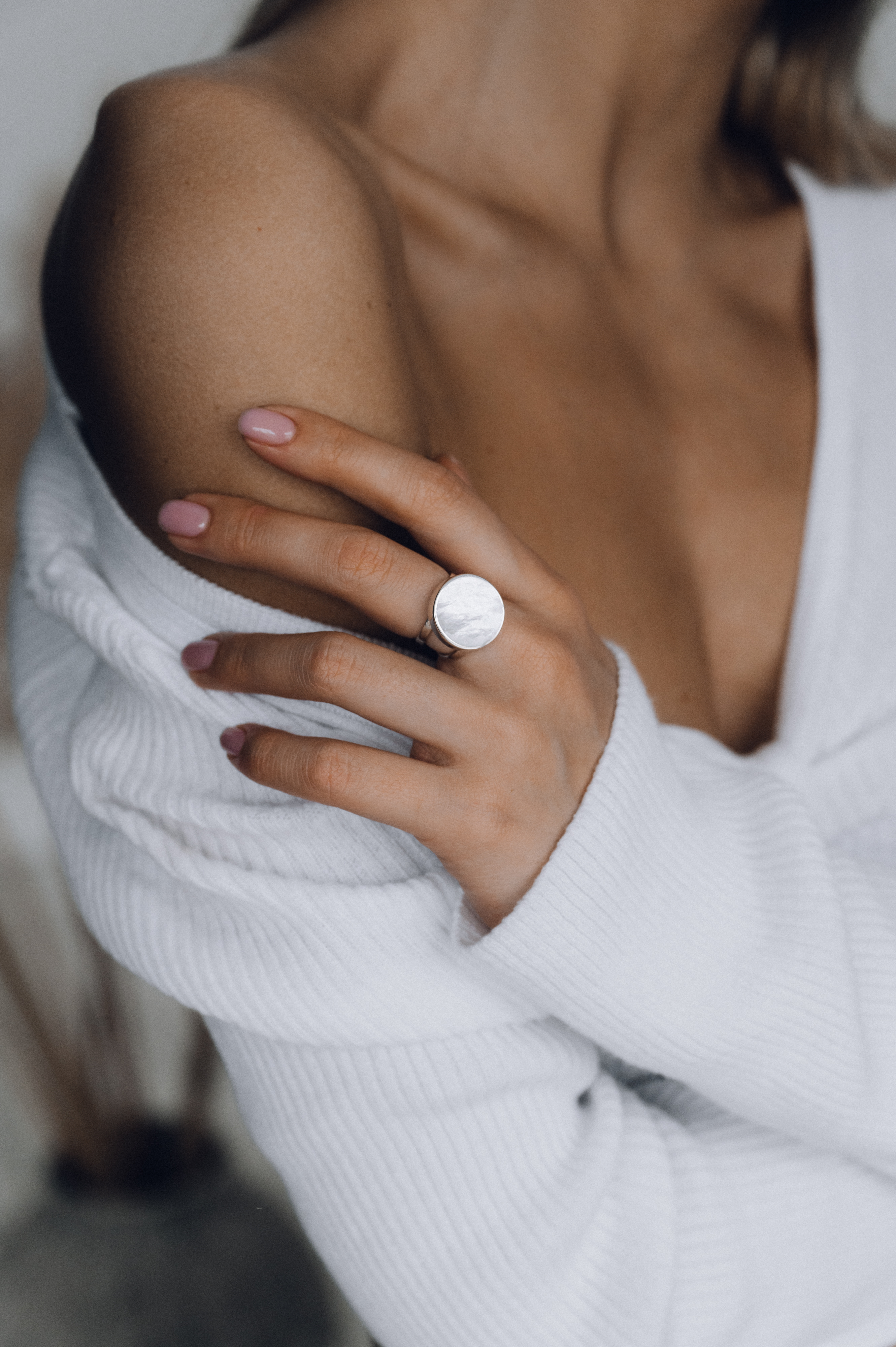 03-00-0116 Кольцо круглое с белым перламутром (Ag 925)-2