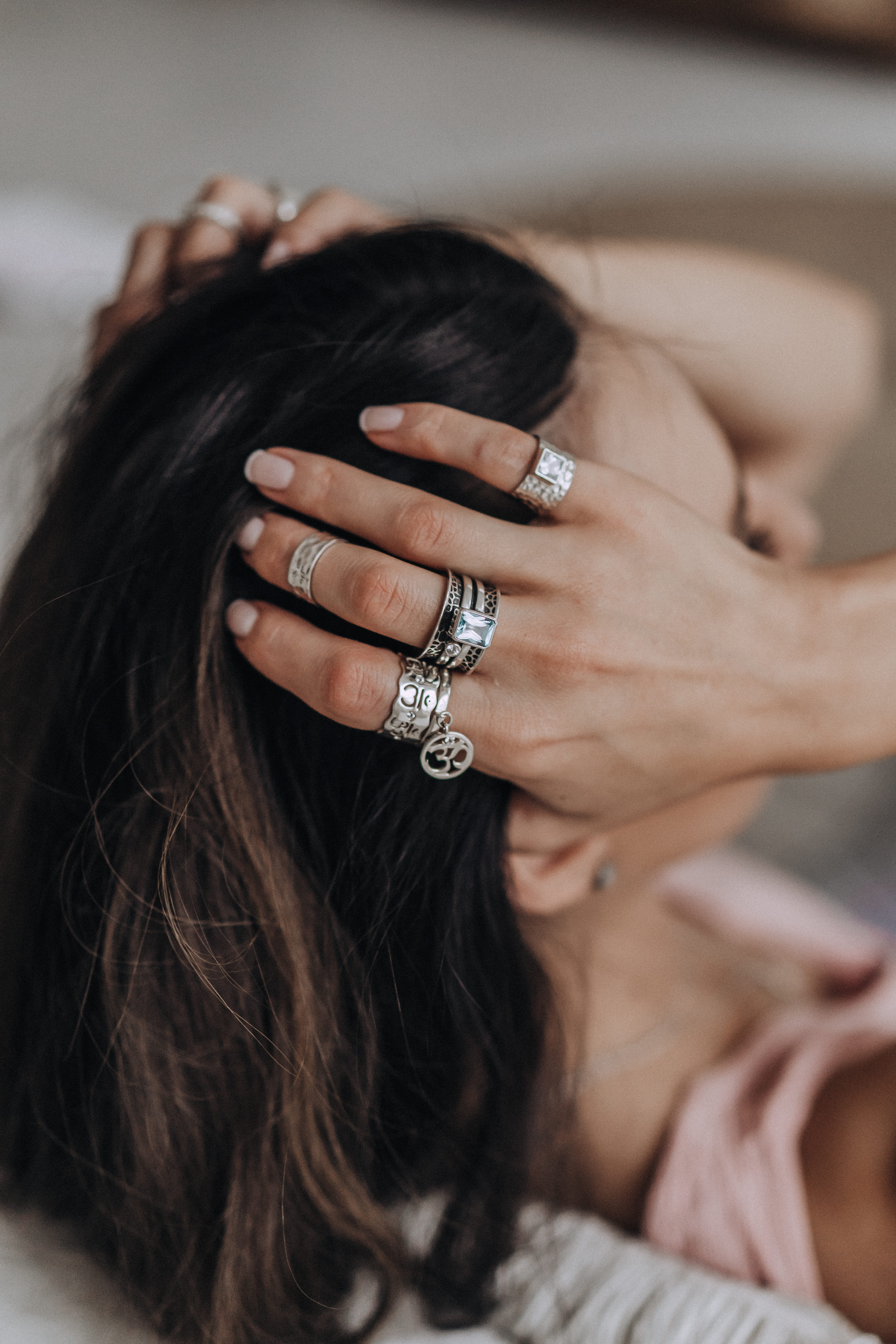 03-00-0262 Кольцо-механизм рустик с прямоугольным голубым и белым топазами (фасет) (Ag 925)-4