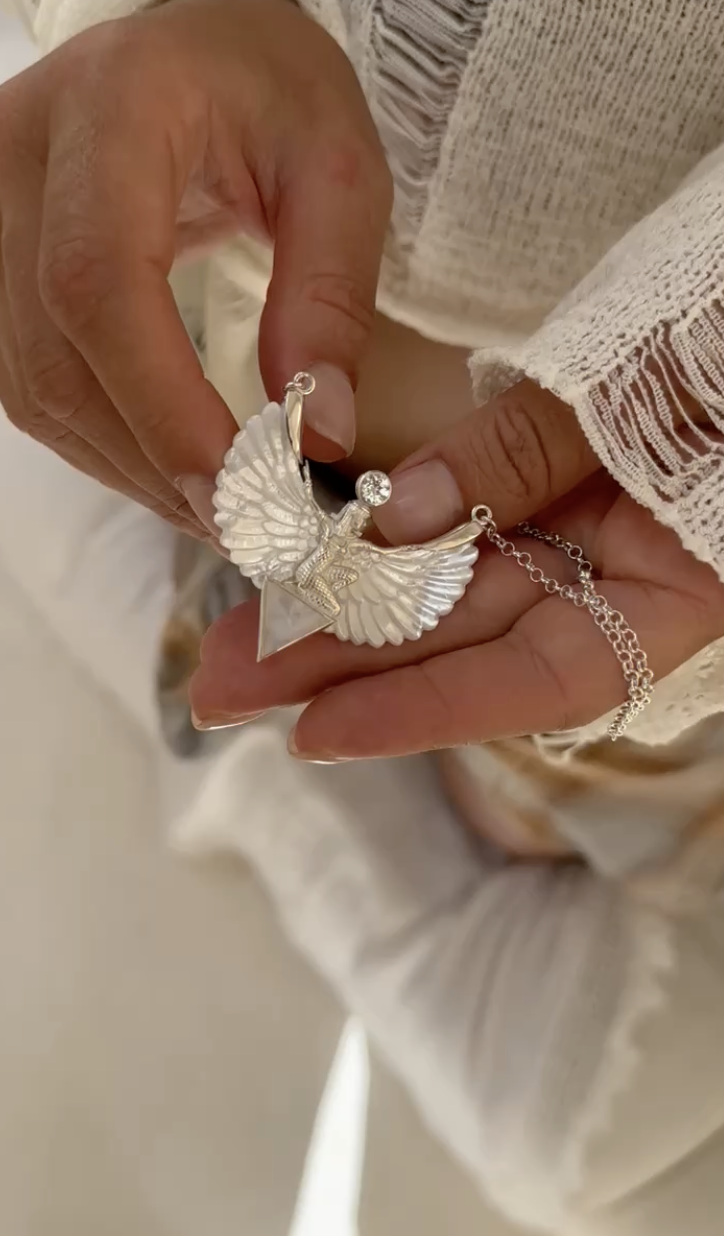 09-00-0770 Колье "Изида" с крыльями из молочного перламутра (Ag 925)-2