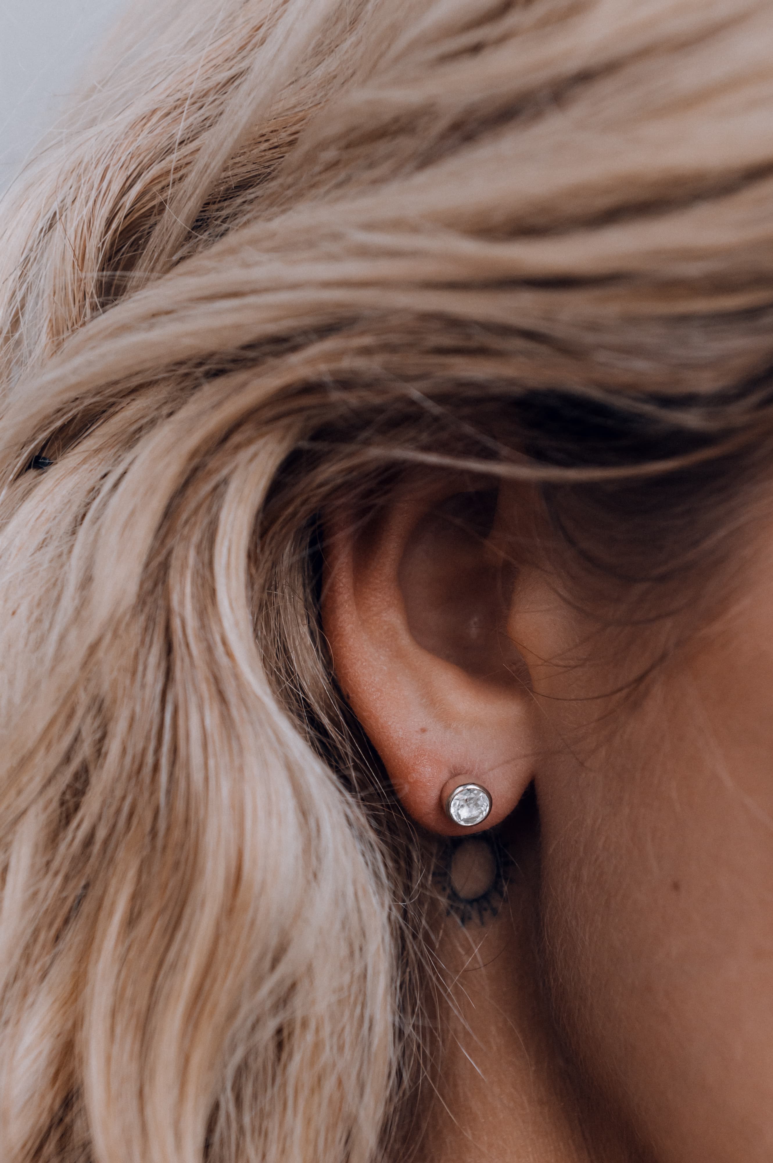 04-00-0075 Гвоздики с белым топазом (круглые) (Ag 925)-1