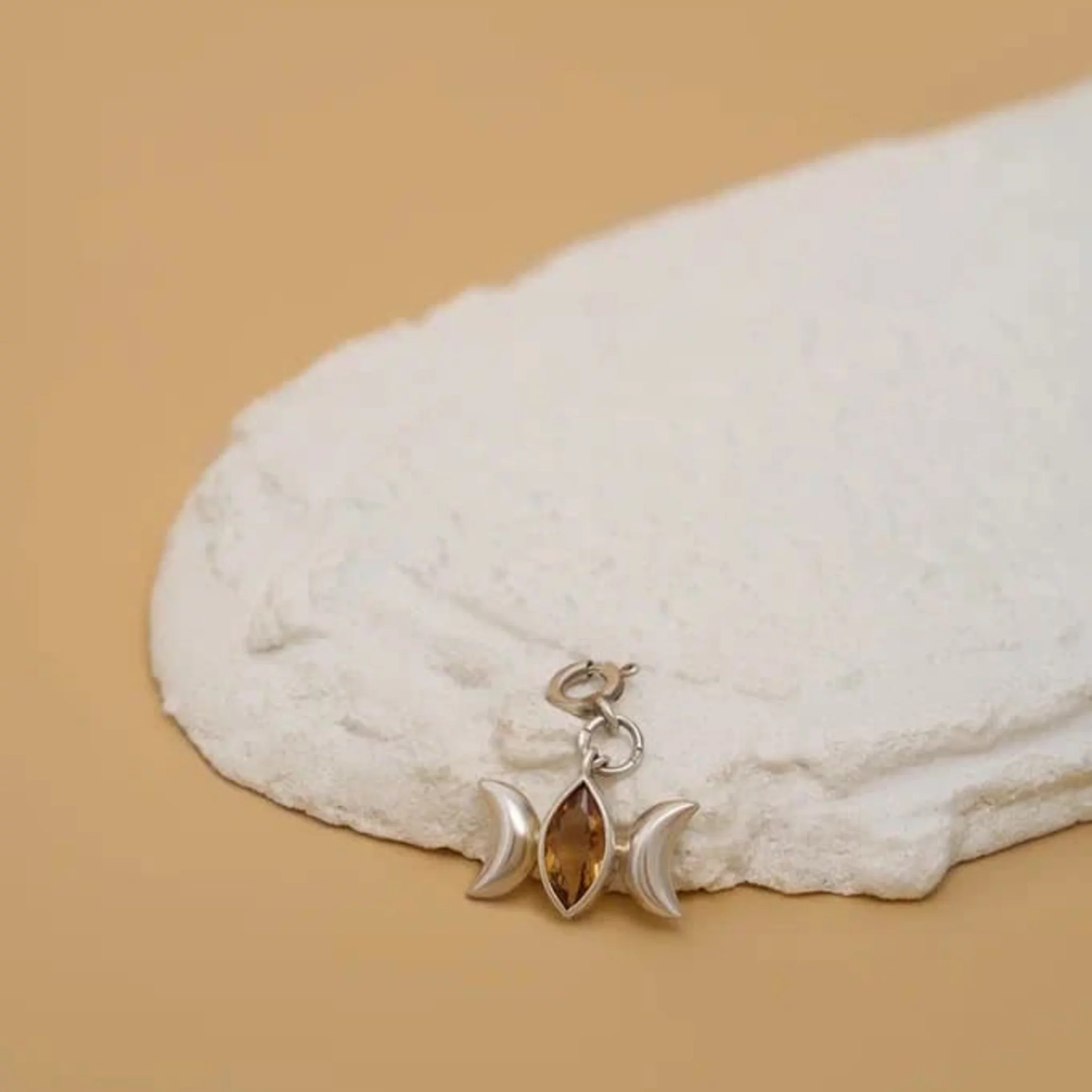 01-00-0697 Подвеска Moon cycle citrine (на карабине) (Ag 925)-1