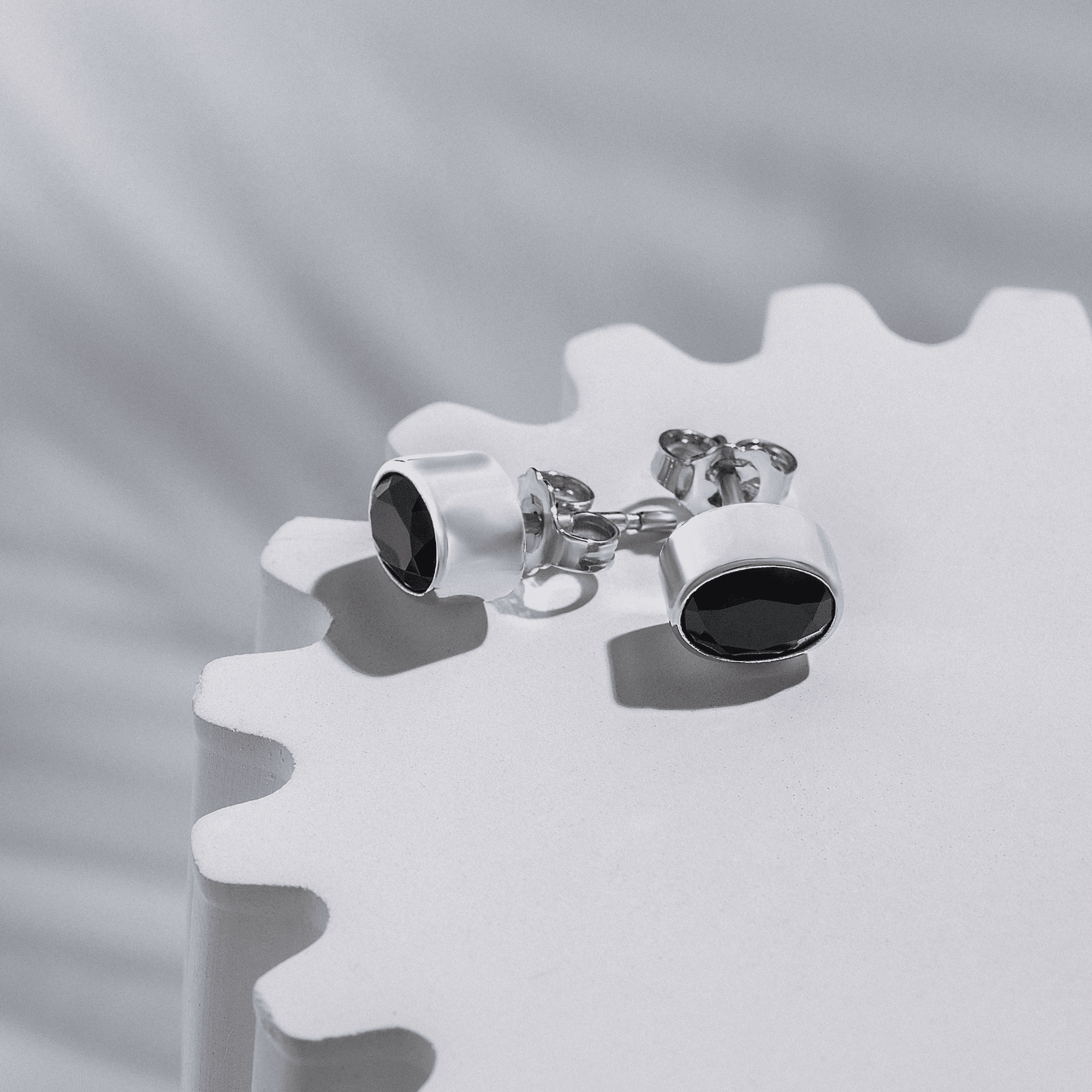 04-00-0093 Гвоздики с чёрной шпинелью (овальные) (Ag 925)-1