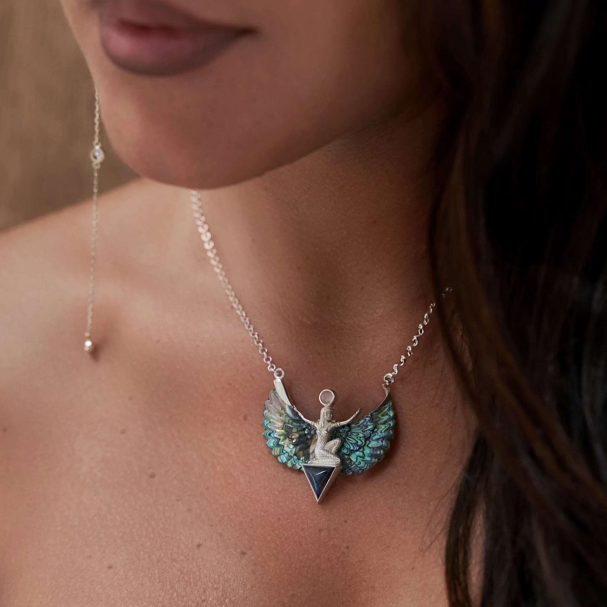 09-00-0769 Колье "Изида" с крыльями из перламутра абалон (Ag 925)-1