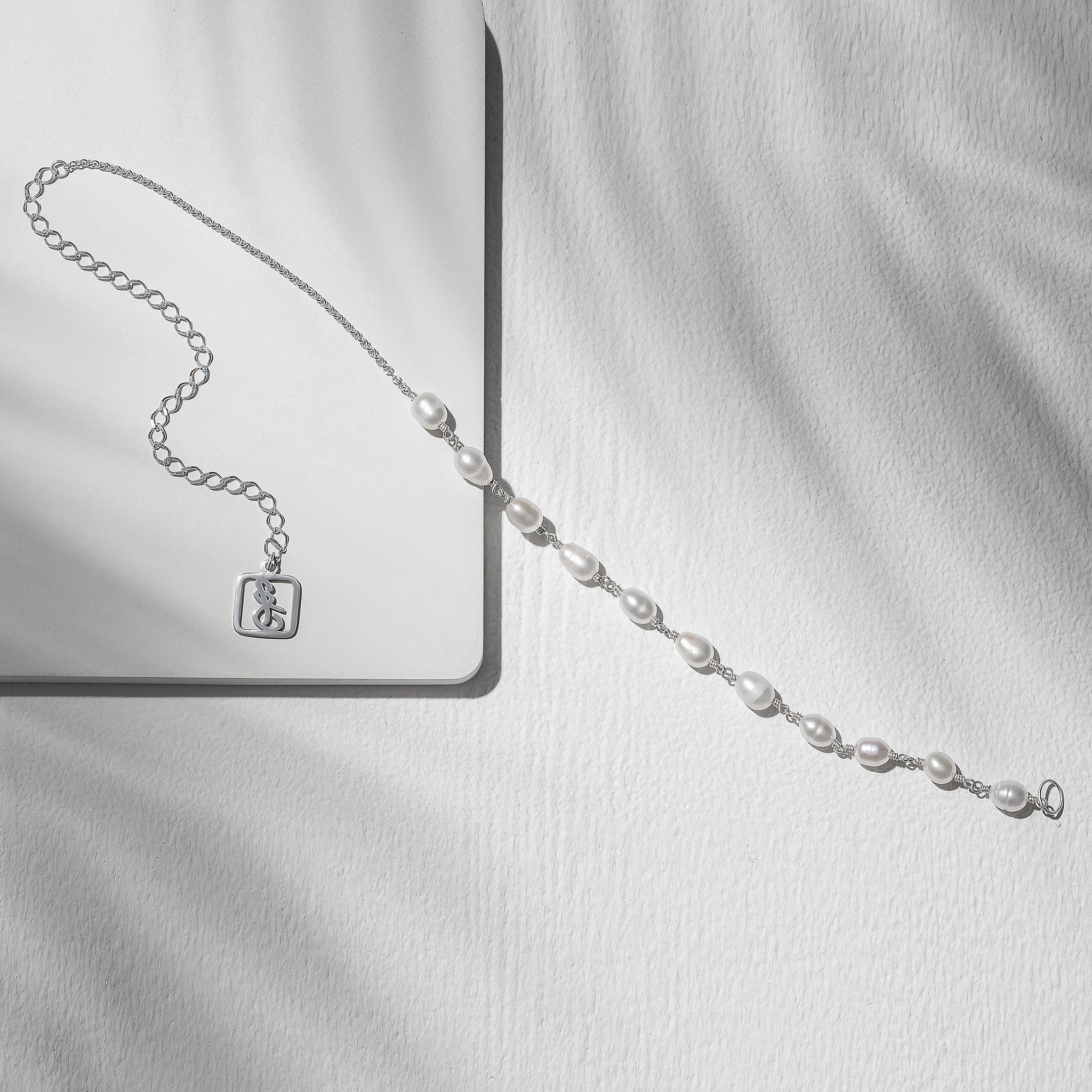 01-00-0676 Цепочка на карабин Жемчуг левая (через плетение) (Ag 925)-2