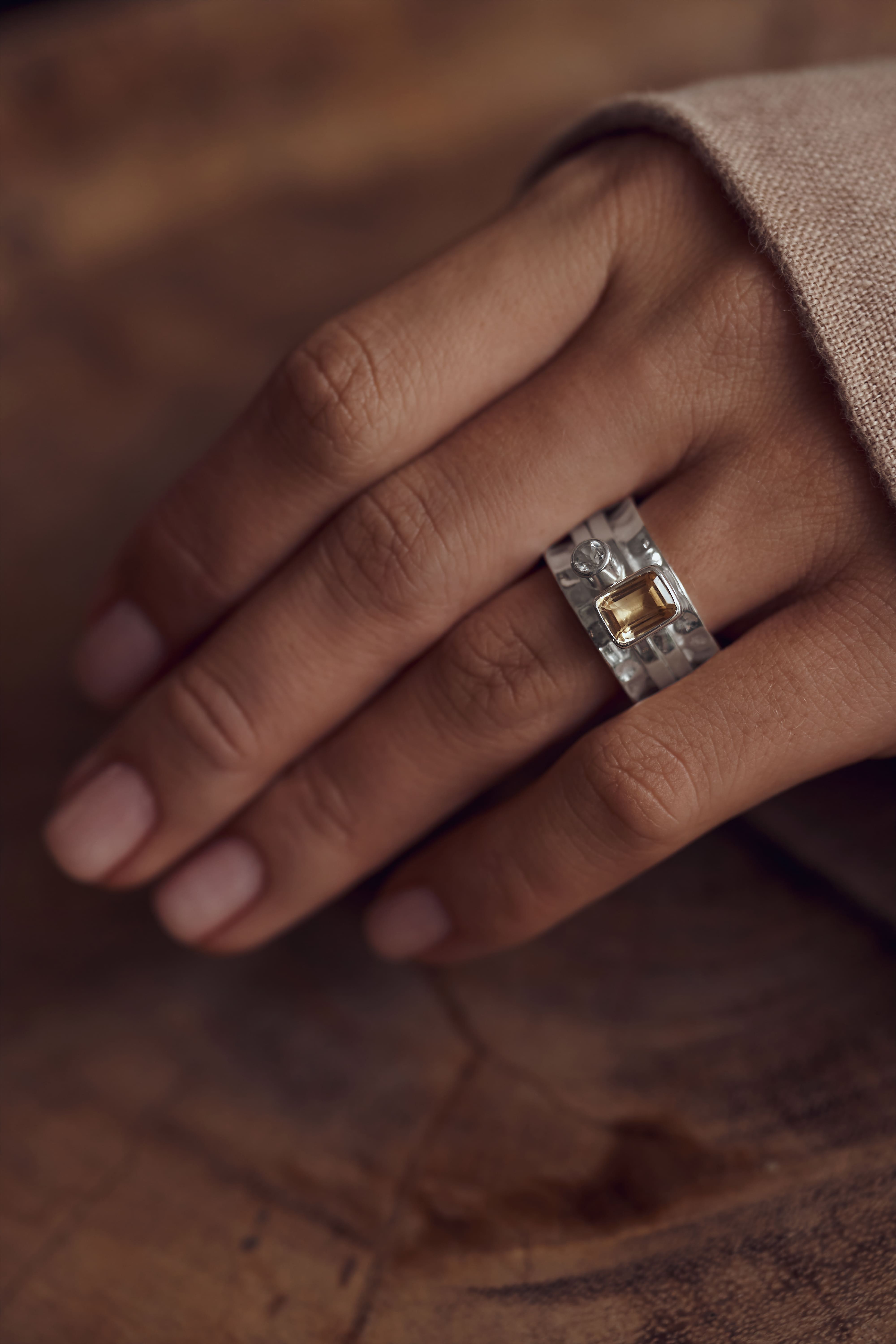 03-00-0328 Кольцо-механизм с прямоугольным цитрином и белым топазом (Ag 925)-2