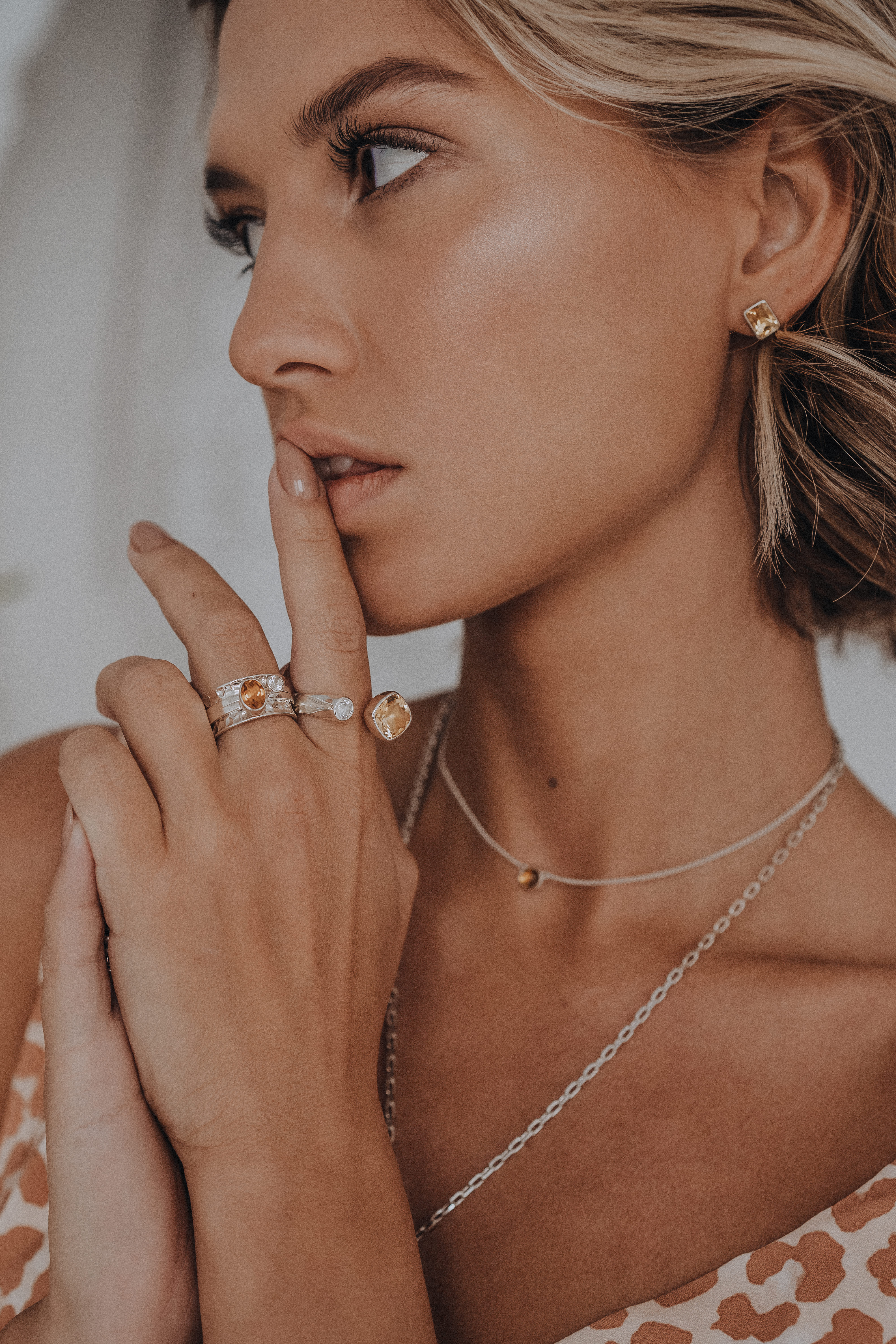 03-00-0316 Кольцо-механизм с овальным цитрином фасет и белым топазом (Ag 925)-6