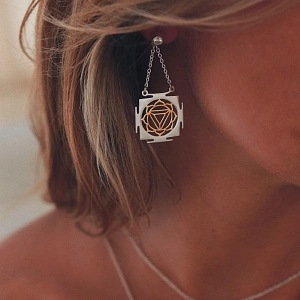 04-00-0766 Гвоздики с чакрой "Манипура" (Ag 925)-2