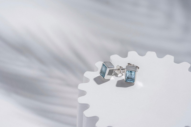 04-00-0325 Гвоздики с прямоугольным топазом Sky (фасет) (Ag 925)