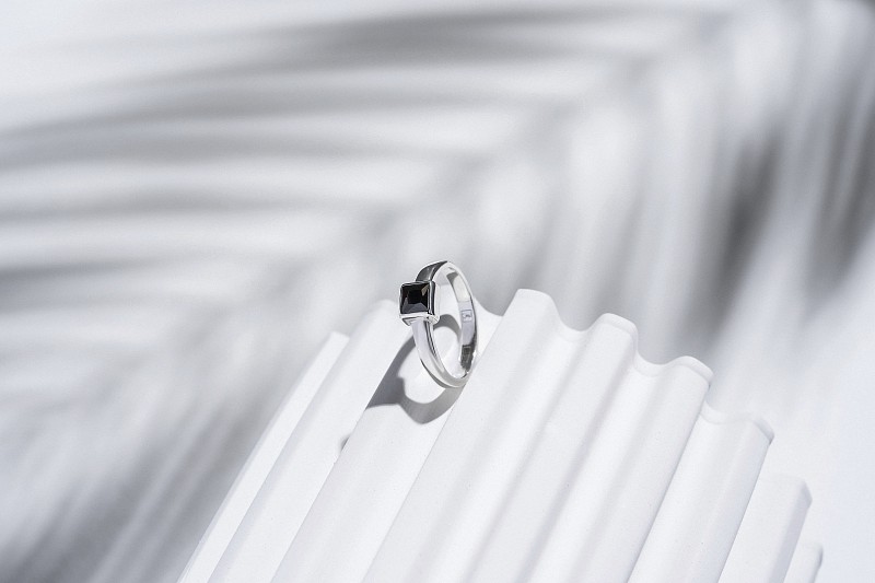 03-00-0177 Кольцо на фалангу с квадратным чёрным цирконом (гладкое) (Ag 925)