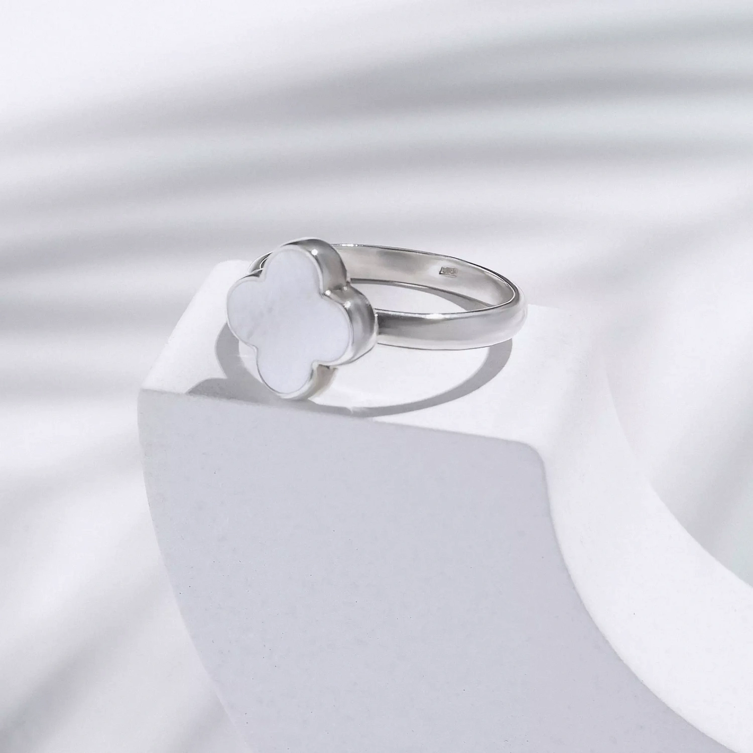 03-00-0112 Кольцо клевер с белым перламутром (Ag 925)-2