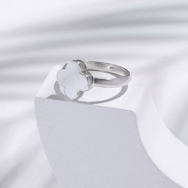 03-00-0112 Кольцо клевер с белым перламутром (Ag 925)