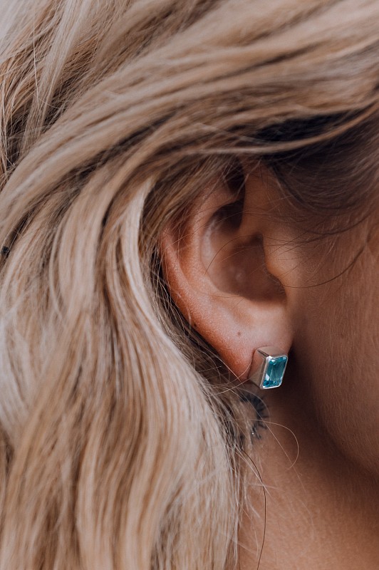 04-00-0325 Гвоздики с прямоугольным топазом Sky (фасет) (Ag 925)