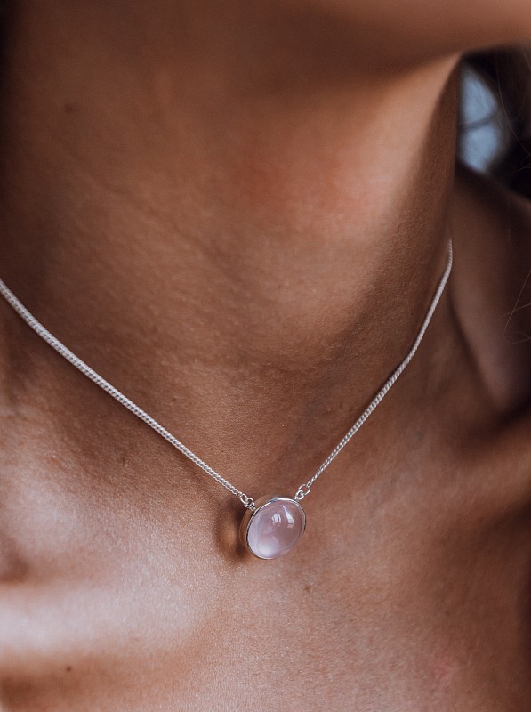 01-00-0237 Колье с круглым розовым кварцем кабошон (Ag 925)