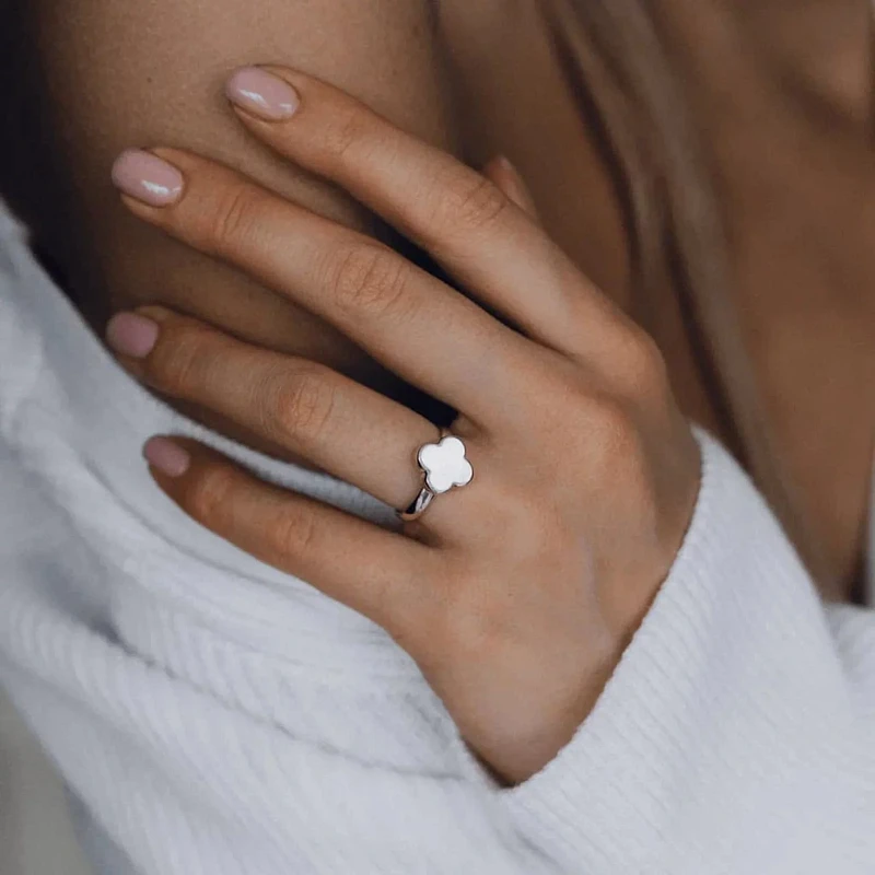 03-00-0112 Кольцо клевер с белым перламутром (Ag 925)