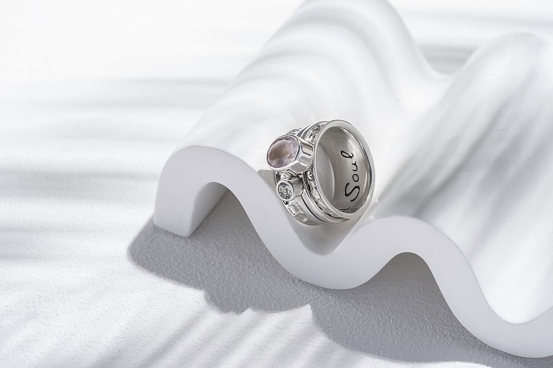 03-00-0319 Кольцо-механизм с овальным розовым кварцем (фасет) и белым топазом (Ag 925)