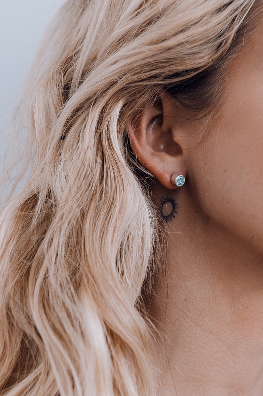 04-00-0318 Гвоздики с круглым топазом Sky (фасет) (Ag 925)