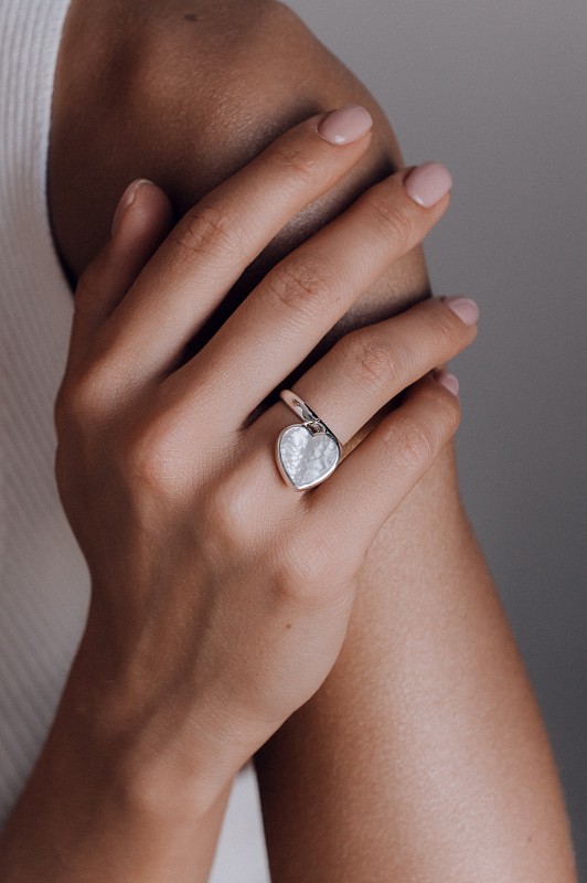 03-00-0530 Кольцо с подвеской белый перламутр сердце (Ag 925)