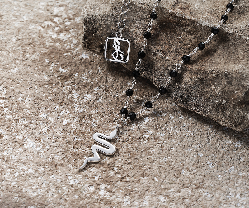 01-00-0486 Колье с чёрным ониксом и змеёй (Ag 925)