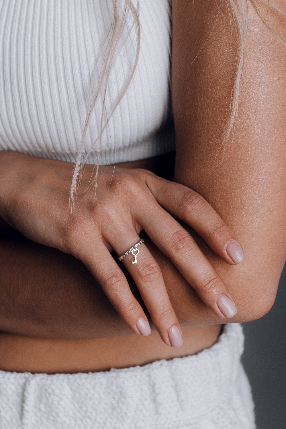 03-00-0060 Кольцо простое с подвеской "Ключик" (Ag 925)-2