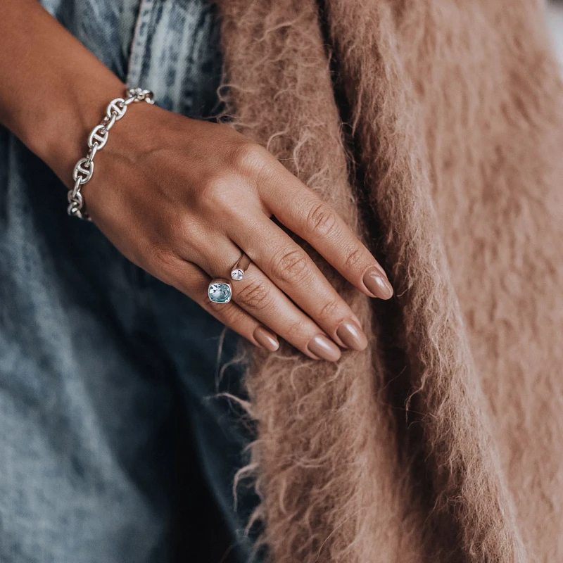 03-00-0565 Кольцо несмыкающееся с топазом Sky (ромб) и белым топазом (Ag 925)