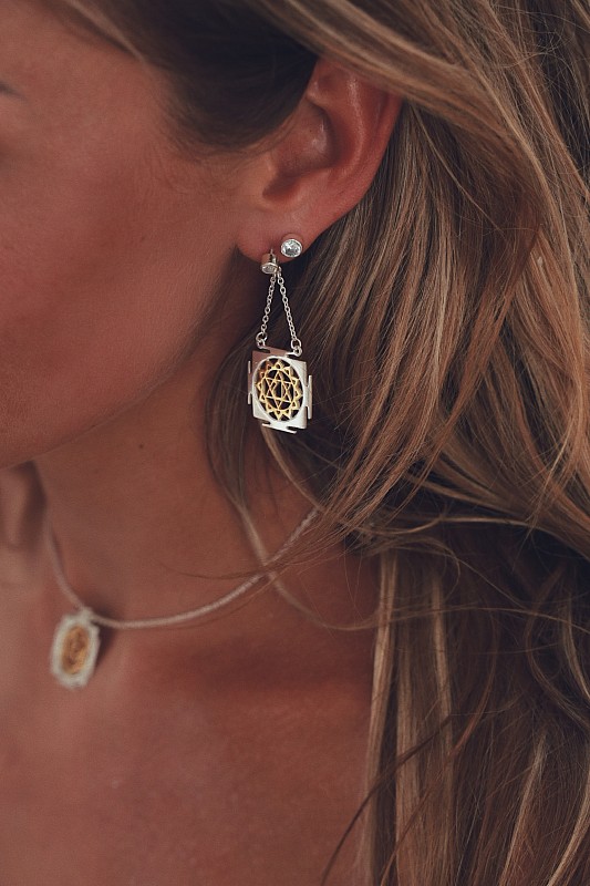 04-00-0764 Гвоздики с чакрой "Анахата" (Ag 925)