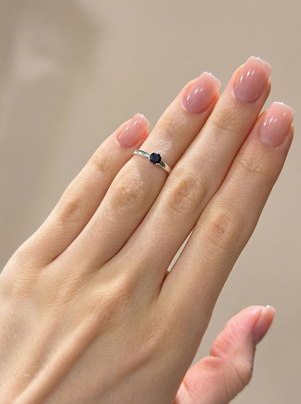 03-00-0685 Классическое кольцо на фалангу с чёрным цирконом (гладкое) (Ag 925)