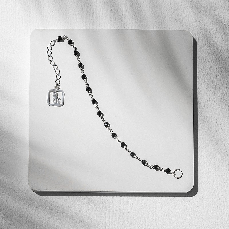 01-00-0670 Цепочка на карабин Оникс левая 12 см. (через плетение) (Ag 925)