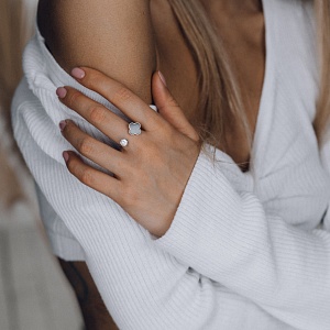 03-10-0092 Кольцо клевер с чёрным ониксом и белым топазом (Ag 925)-1