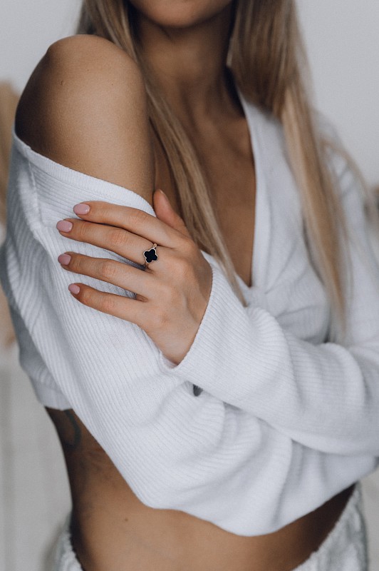 03-00-0047 Кольцо клевер с чёрным ониксом (Ag 925)