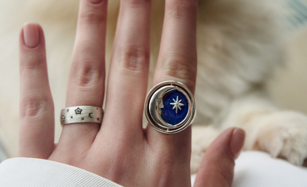 Серебряное кольцо на подарок: как угадать с размером и дизайном