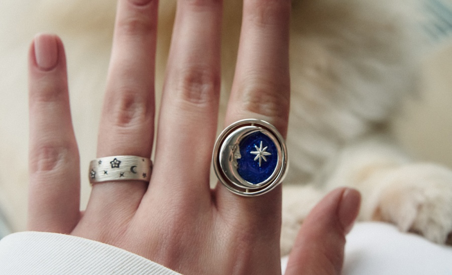 Серебряное кольцо на подарок: как угадать с размером и дизайном