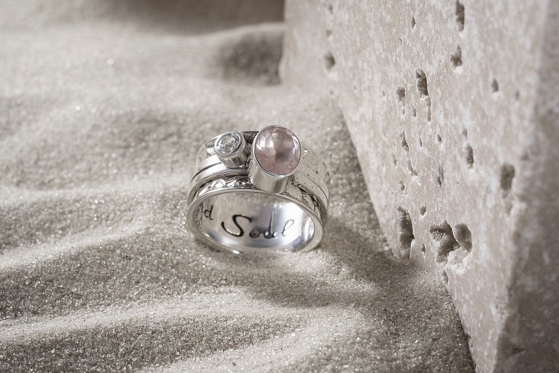 03-00-0319 Кольцо-механизм с овальным розовым кварцем (фасет) и белым топазом (Ag 925)