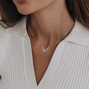 01-00-0637 Подвеска "V" с кубическими циркониями (Ag 925)-1