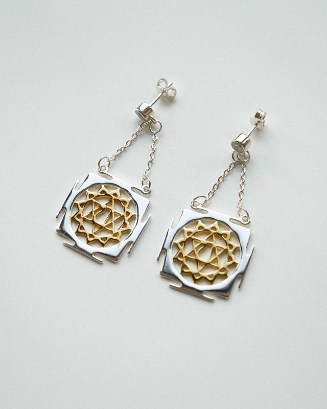 04-00-0764 Гвоздики с чакрой "Анахата" (Ag 925)