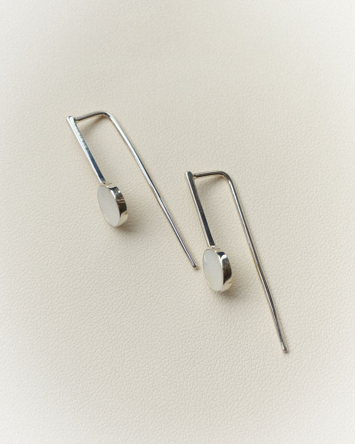 04-00-0059 Серьги белый перламутр круг прямоугольная дужка (Ag 925)-3