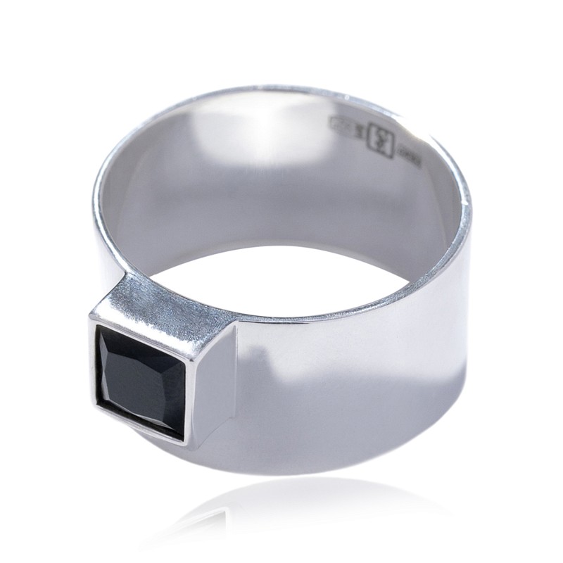 03-00-0130 Кольцо широкое с квадратным чёрным цирконом (гладкое) (Ag 925)