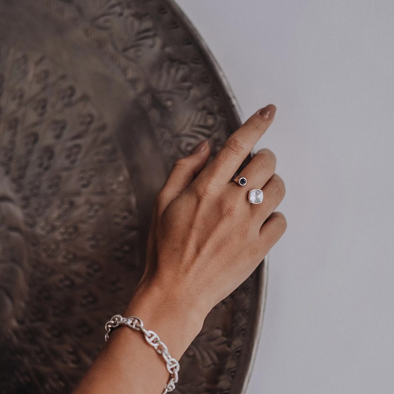 03-00-0566 Кольцо несмыкающееся с белым топазом(ромб) и чёрным цирконом (Ag 925)