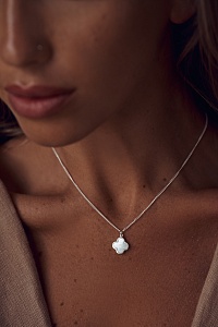 01-00-0639 Подвеска клевер с белым перламутром (на карабине) (Ag 925)-2