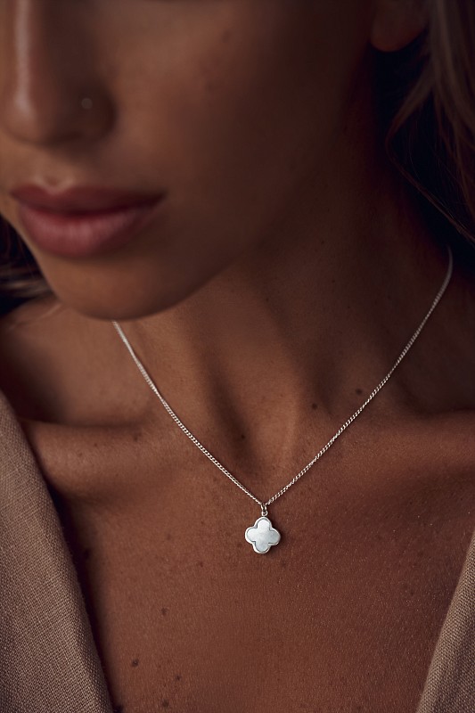 01-00-0639 Подвеска клевер с белым перламутром (на карабине) (Ag 925)