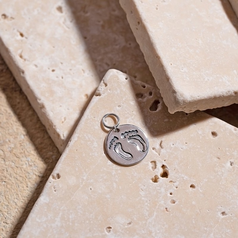 04-00-0730 Подвеска на серьгу со следами детских ножек (Ag 925)