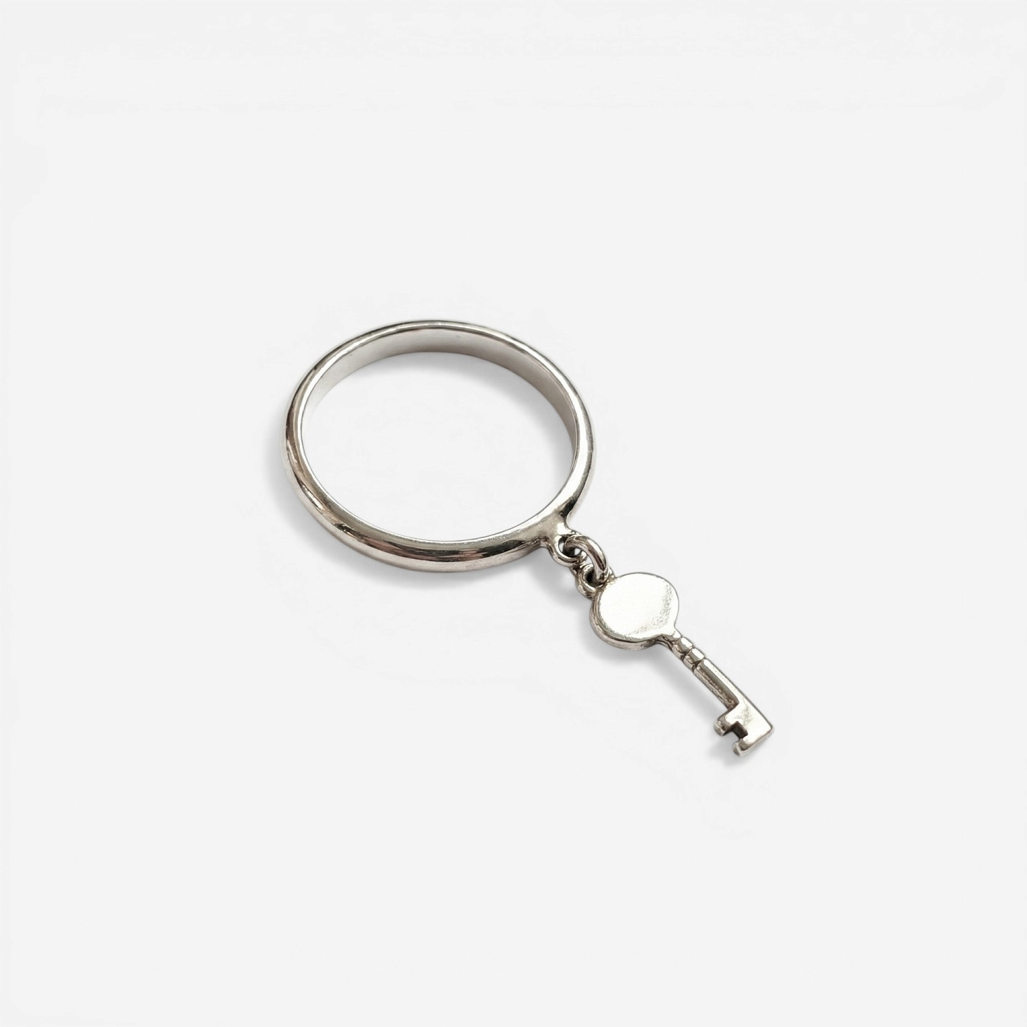 03-00-0060 Кольцо простое с подвеской "Ключик" (Ag 925)-1