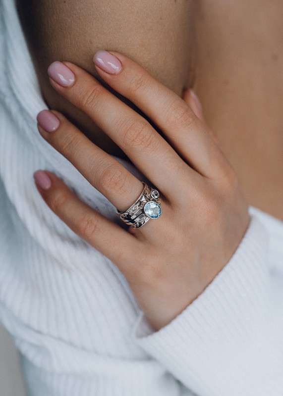 03-00-0457 Кольцо-механизм с овальным топазом Sky фасет и белым топазом (Ag 925)