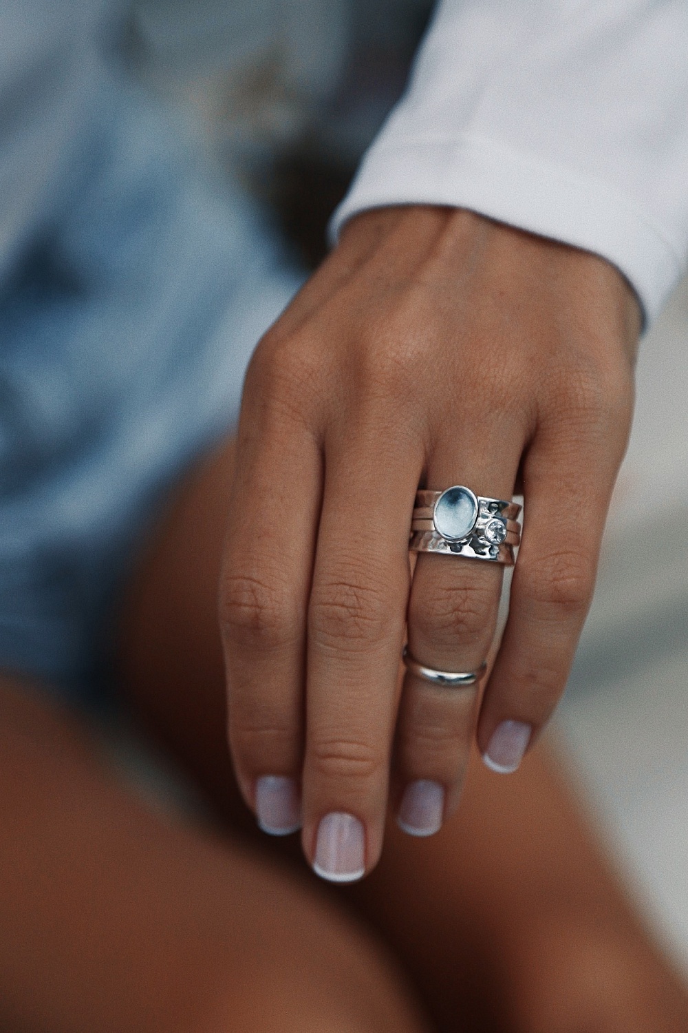 03-00-0429 Кольцо-механизм с овальным топазом Sky (кабошон) и круглым белым топазом (Ag 925)-2